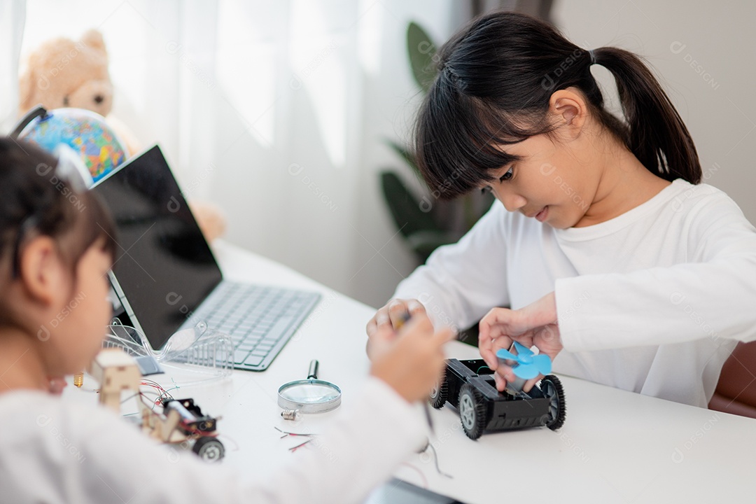 Estudantes da Ásia aprendem em casa a codificar carros robôs e eletrônicos.