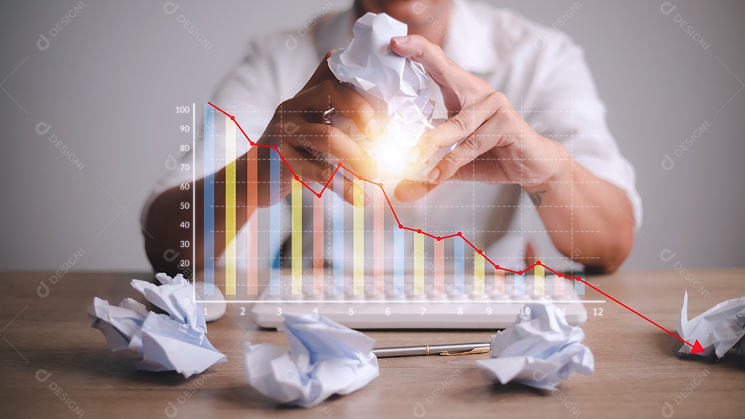 Empresário deprimido inclinando a cabeça abaixo de um mercado de ações ruim.