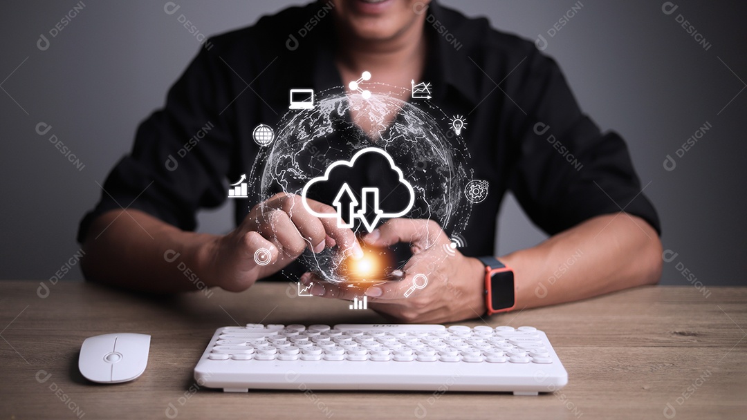 Mão segurando a computação em nuvem virtual com o mundo e a tecnologia.