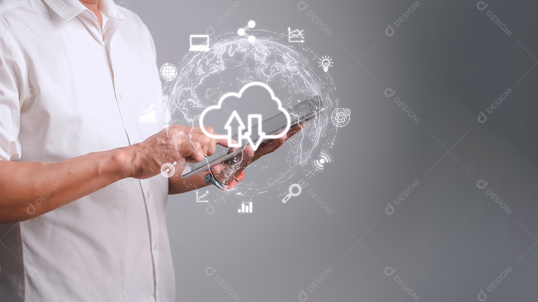 Mão segurando a computação em nuvem virtual com o mundo e a tecnologia.