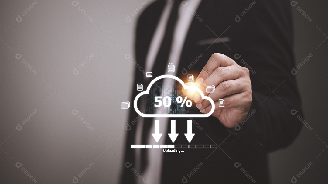 Conceito de tecnologia de armazenamento em nuvem. Empresários usam laptops para sincronizar.