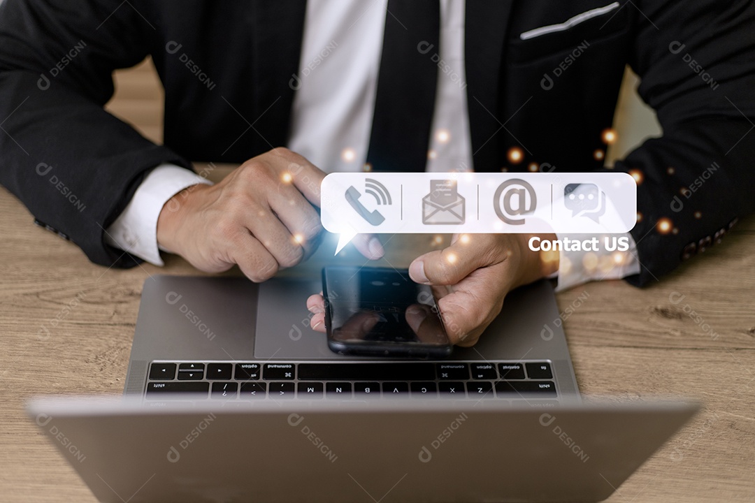 CONTATE-NOS, Mão de Pessoas Segurando Smartphones Móveis.