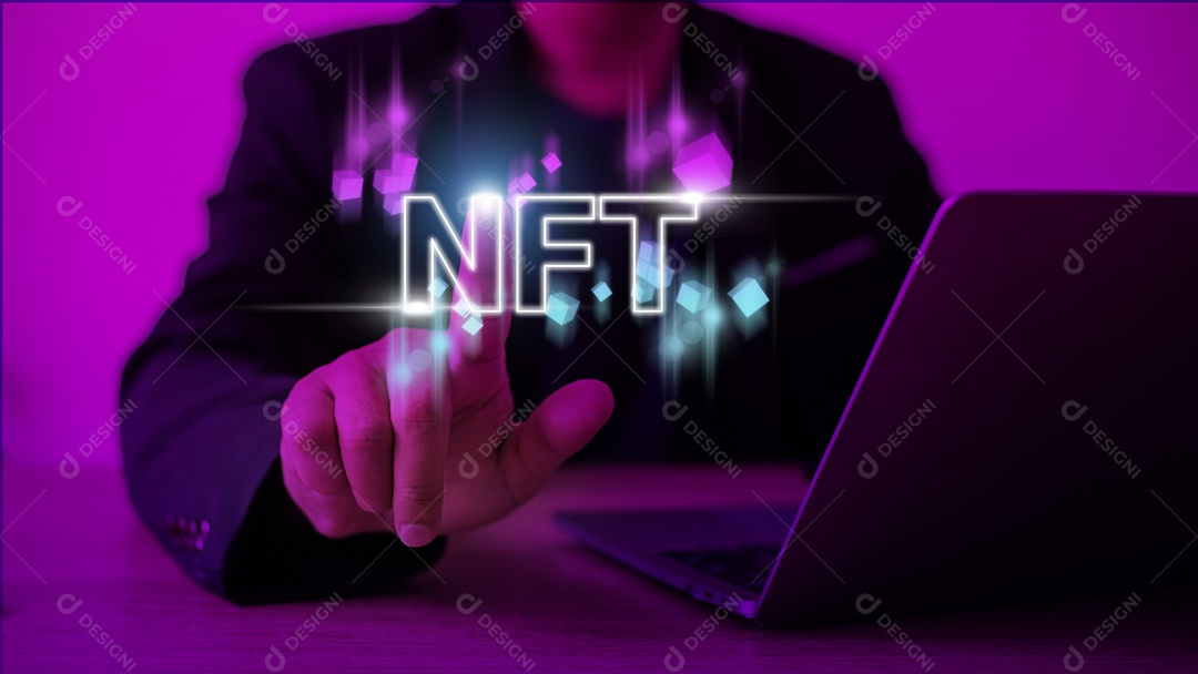 Tela virtual do toque do dedo do empresário, criptografia digital do token NFT.