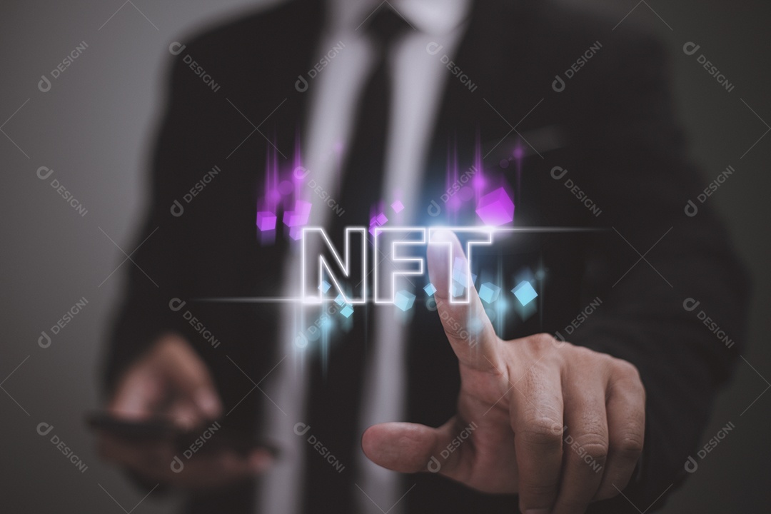 Tela virtual do toque do dedo do empresário, criptografia digital do token NFT.