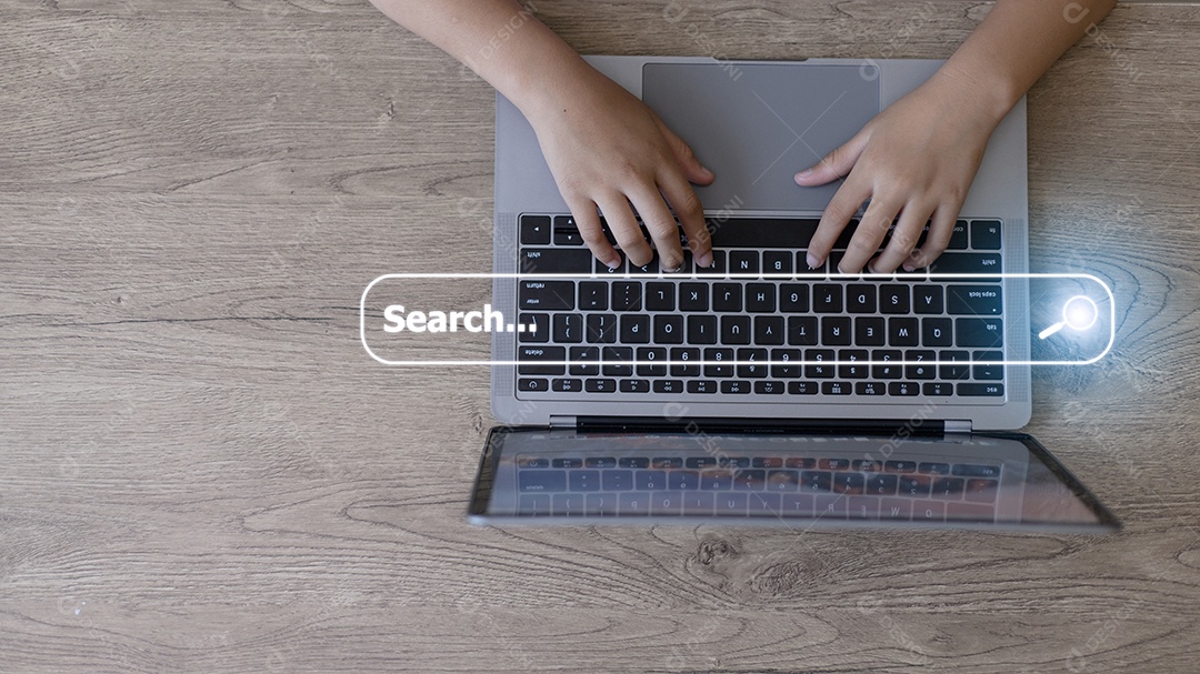 As pessoas usam laptop ou computador em busca de informações.