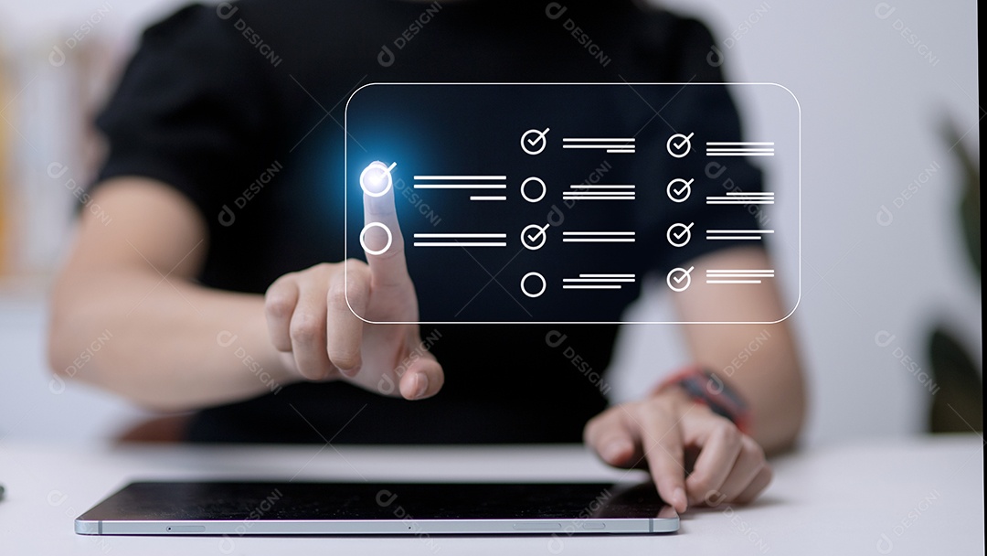 Questionário com caixas de seleção, preenchimento de formulário de pesquisa online, resposta.