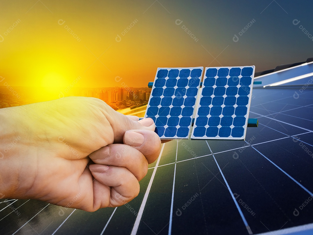 Instalação de usina fotovoltaica no telhado de um prédio residencial em dia ensolarado