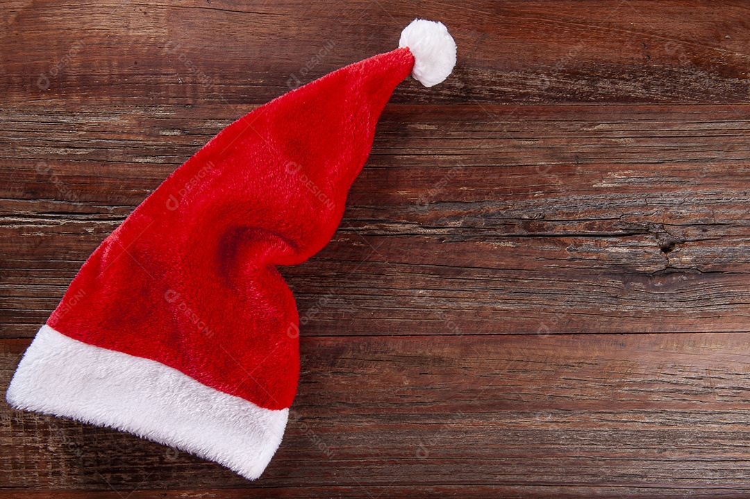 Chapéu de Papai Noel em fundo de madeira. Composição de Natal