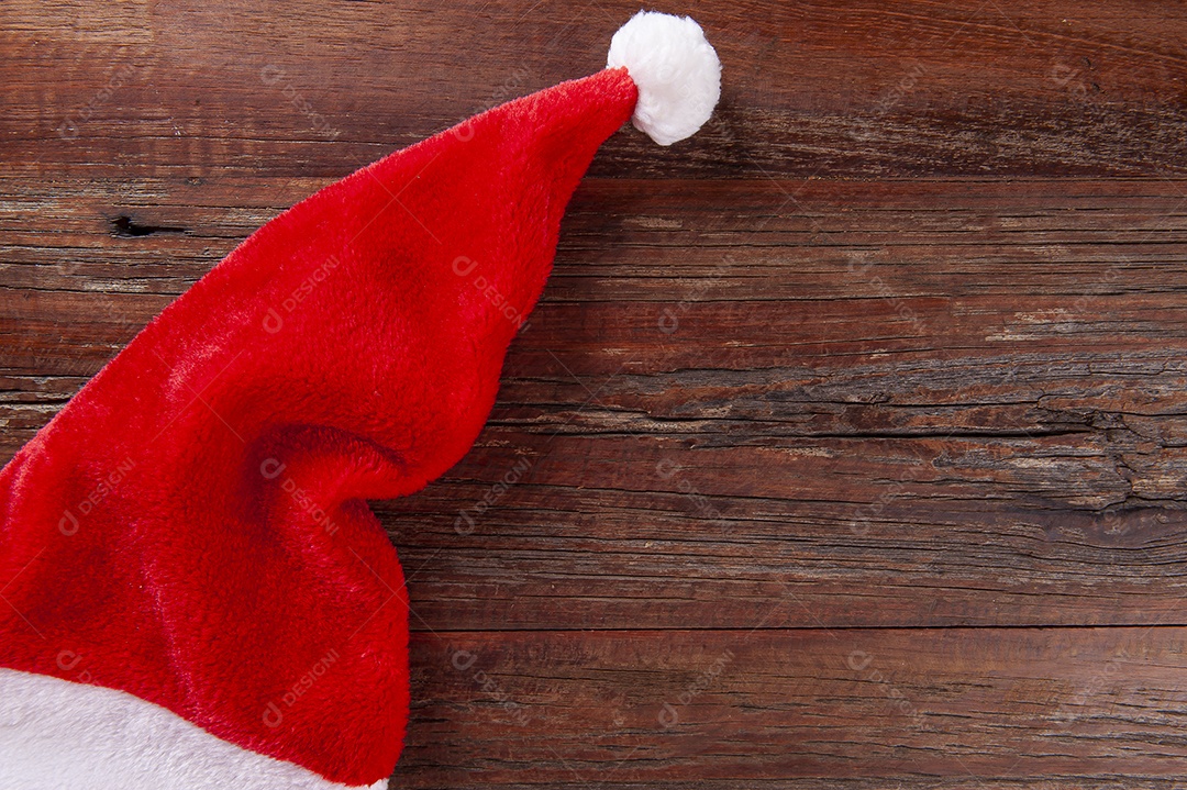 Chapéu de Papai Noel em fundo de madeira. Composição de Natal