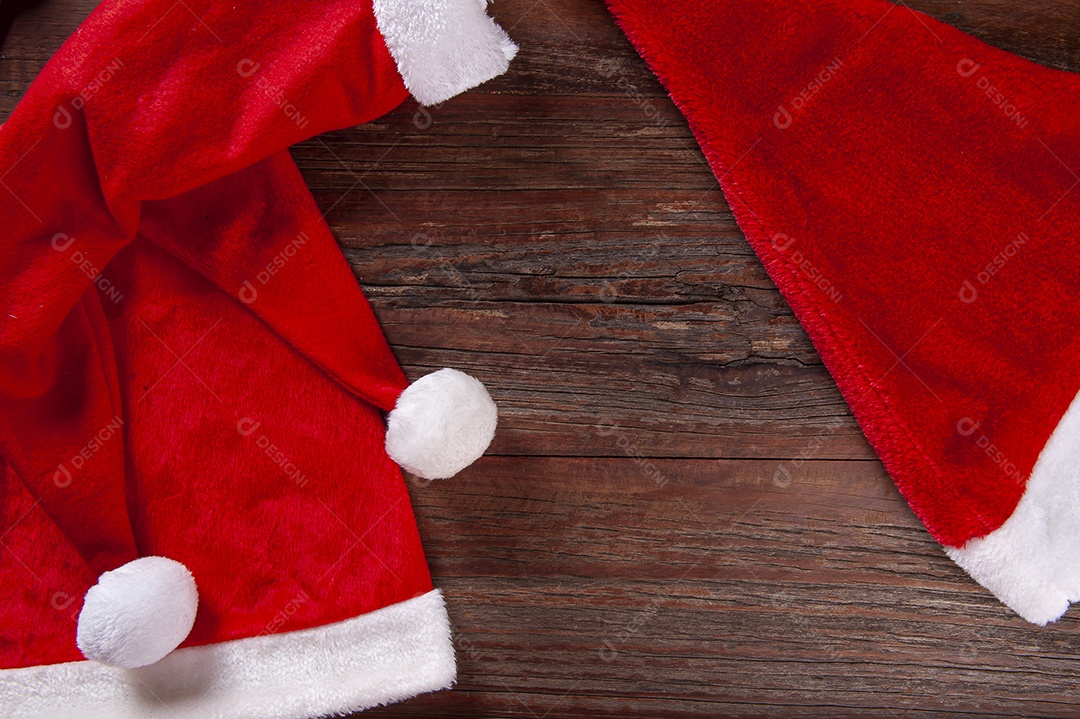 Chapéu de Papai Noel em fundo de madeira. Composição de Natal