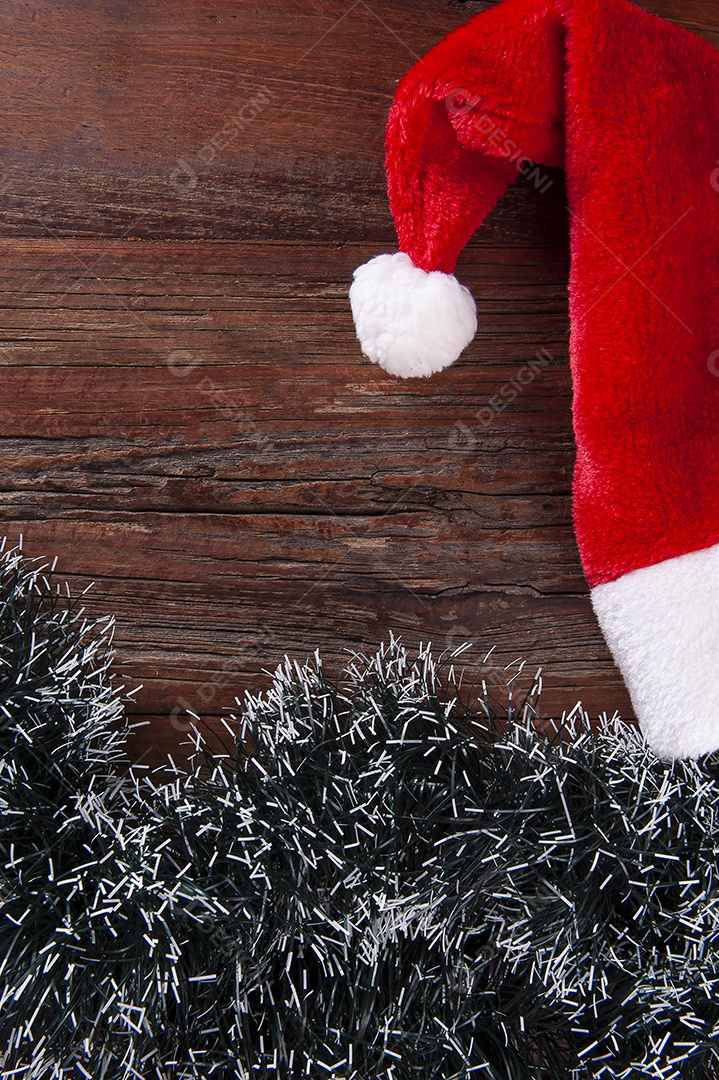 Chapéu de Papai Noel em fundo de madeira. Composição de Natal