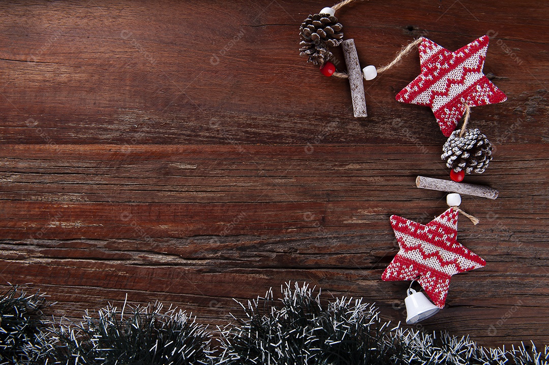 Composição de natal em fundo de madeira. Vista superior
