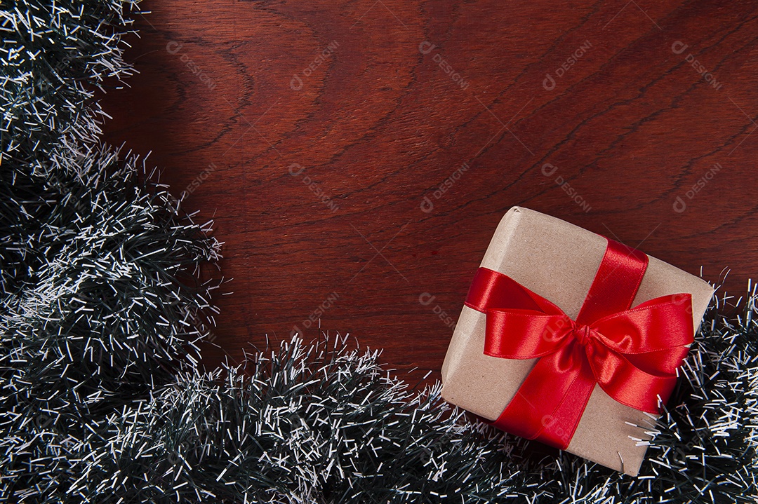 Composição de natal com presente em fundo de madeira Vista superior