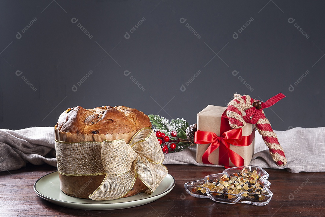 Panettone. Bolo de frutas típico servido no Natal sobre uma mesa de madeira
