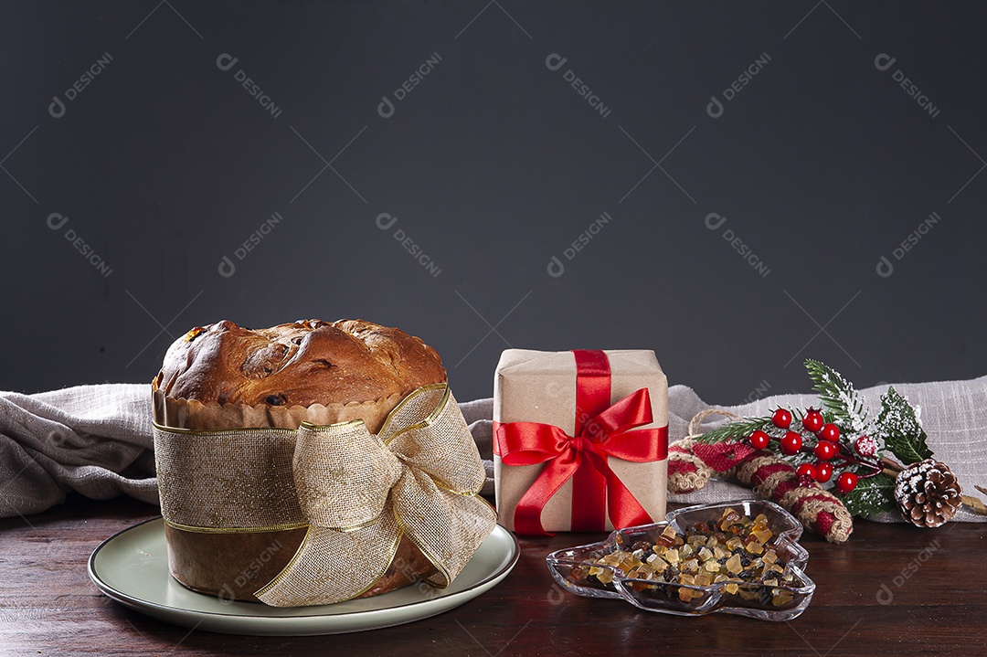 Panettone. Bolo de frutas típico servido no Natal sobre uma mesa de madeira