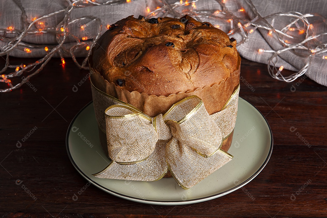 Panettone. Bolo de frutas típico servido no Natal sobre uma mesa de madeira