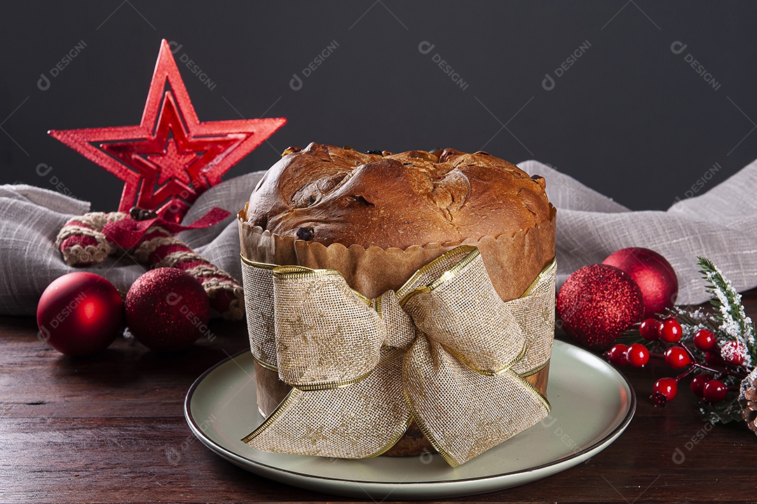 Panettone. Bolo de frutas típico servido no Natal sobre uma mesa de madeira