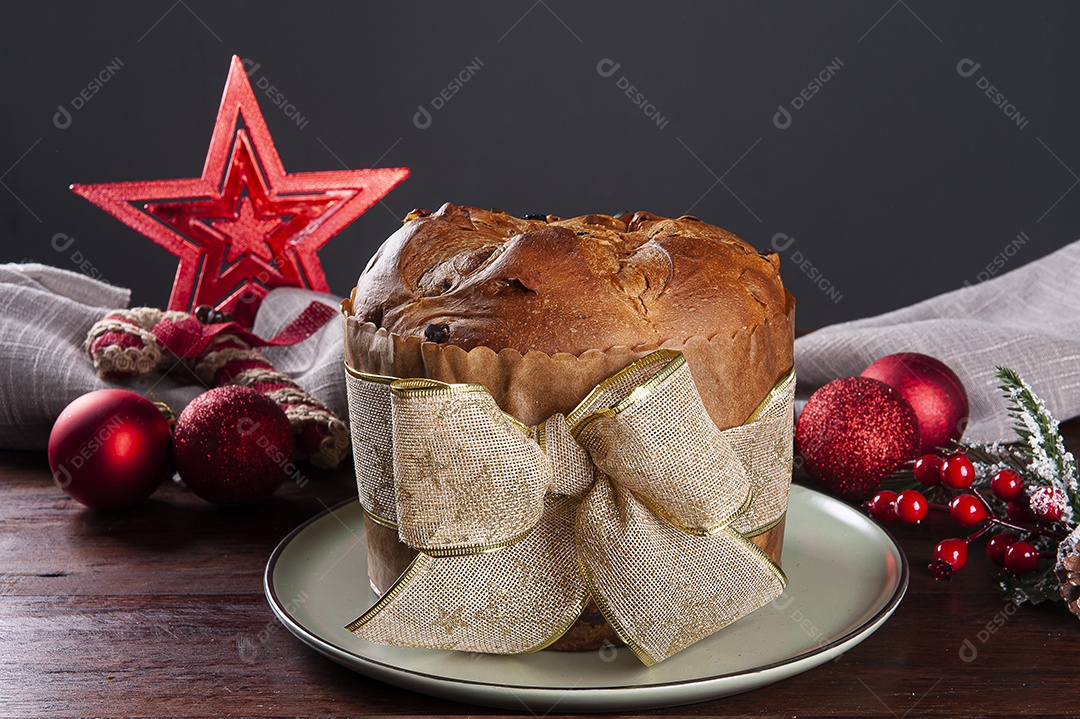 Panettone. Bolo de frutas típico servido no Natal sobre uma mesa de madeira