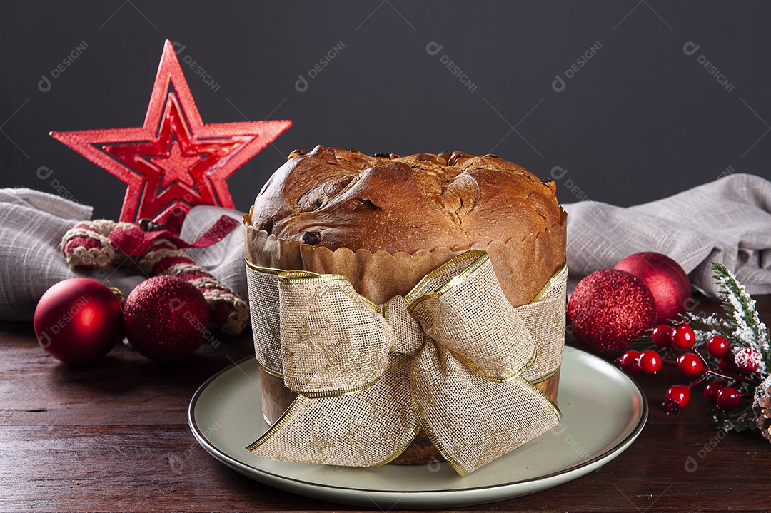 Panettone. Bolo de frutas típico servido no Natal sobre uma mesa de madeira