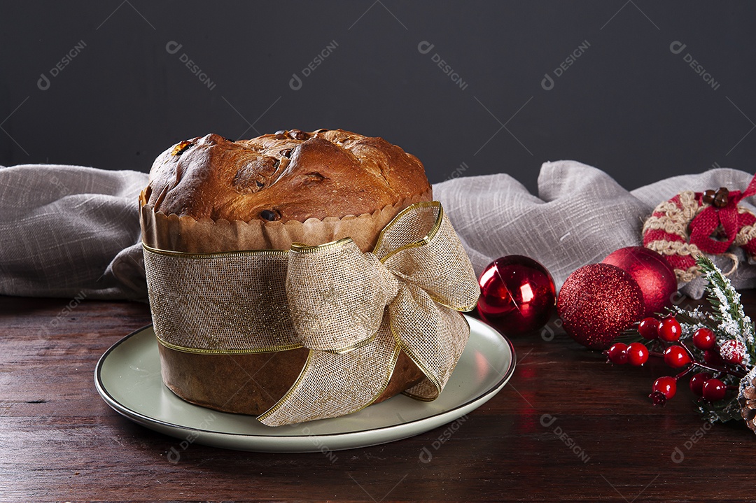 Panettone. Bolo de frutas típico servido no Natal sobre uma mesa de madeira