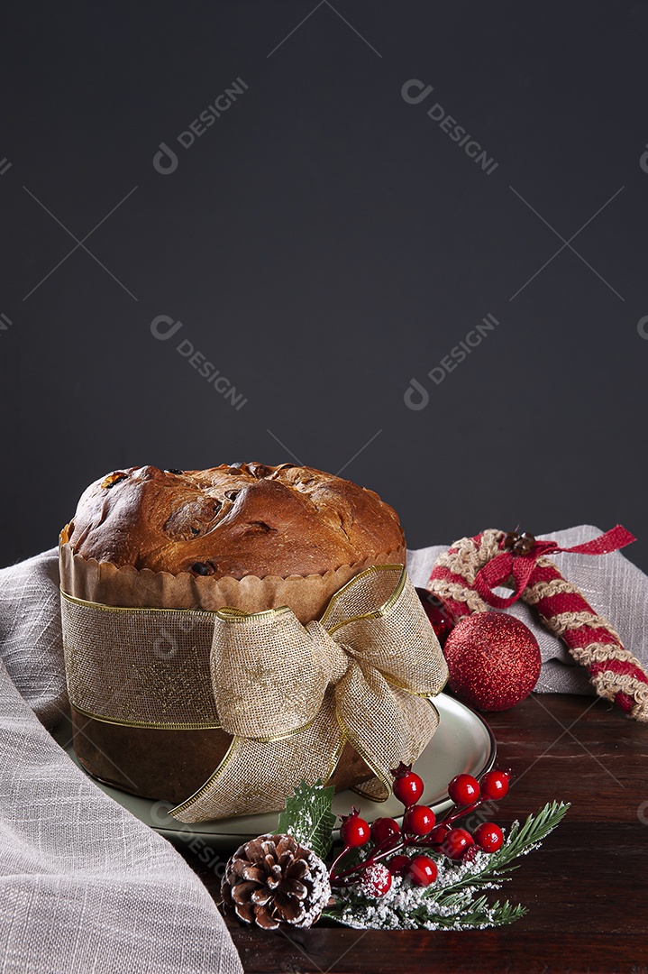 Panettone. Bolo de frutas típico servido no Natal sobre uma mesa de madeira