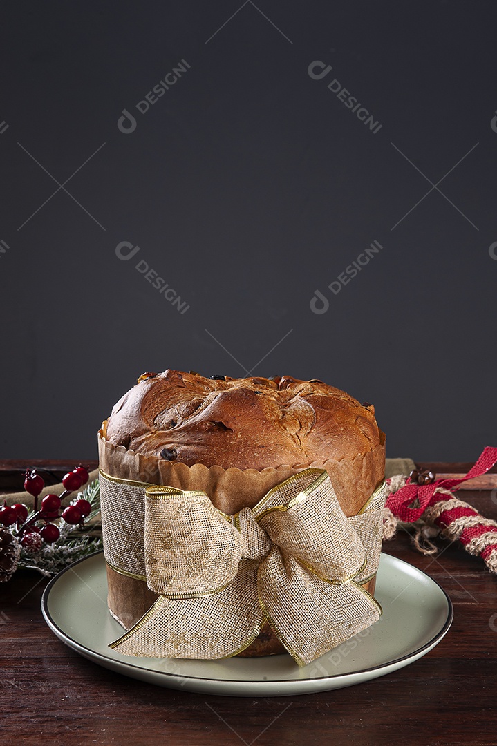 Panettone. Bolo de frutas típico servido no Natal sobre uma mesa de madeira