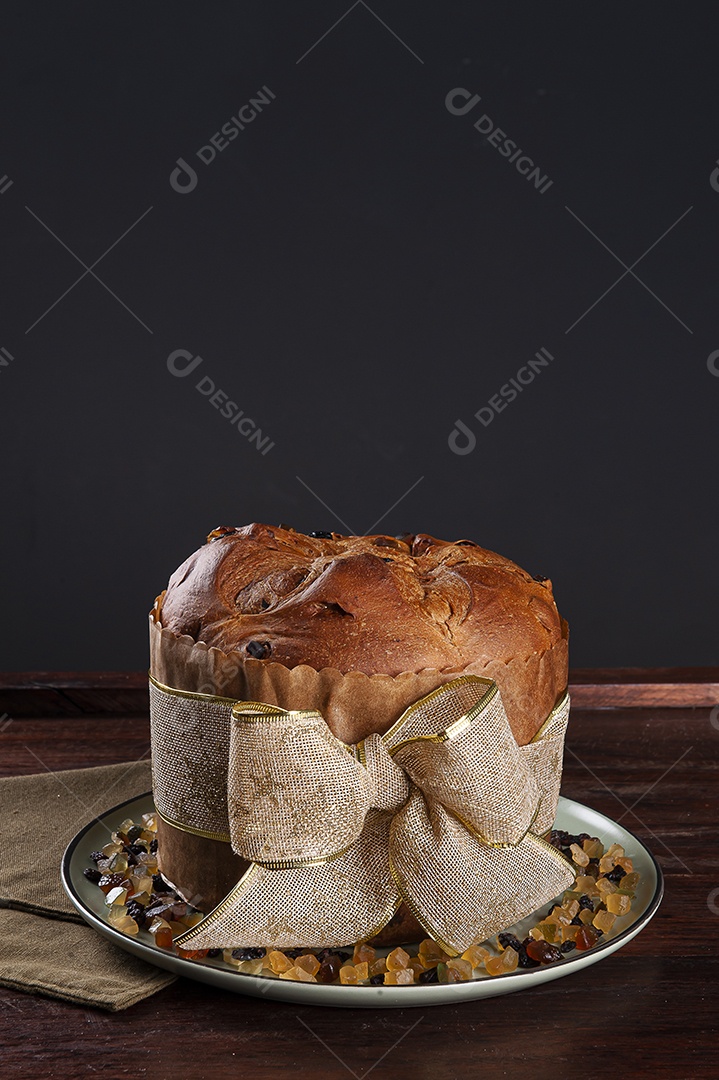 Panettone. Bolo de frutas típico servido no Natal sobre uma mesa de madeira