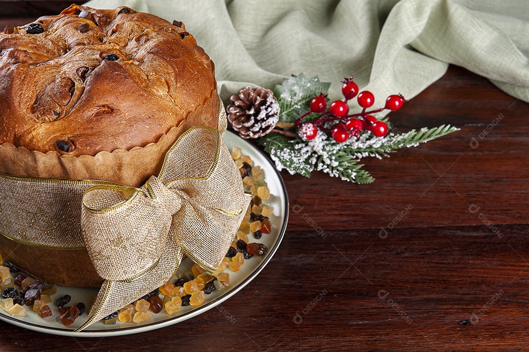 Panettone. Bolo de frutas típico servido no Natal sobre uma mesa de madeira