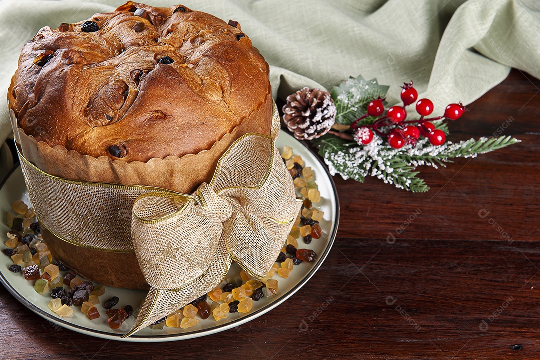 Panettone. Bolo de frutas típico servido no Natal sobre uma mesa de madeira