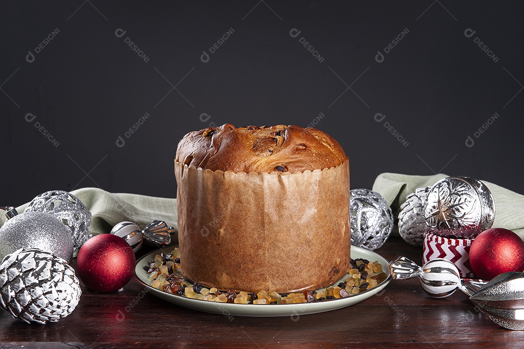 Panettone. Bolo de frutas típico servido no Natal sobre uma mesa de madeira