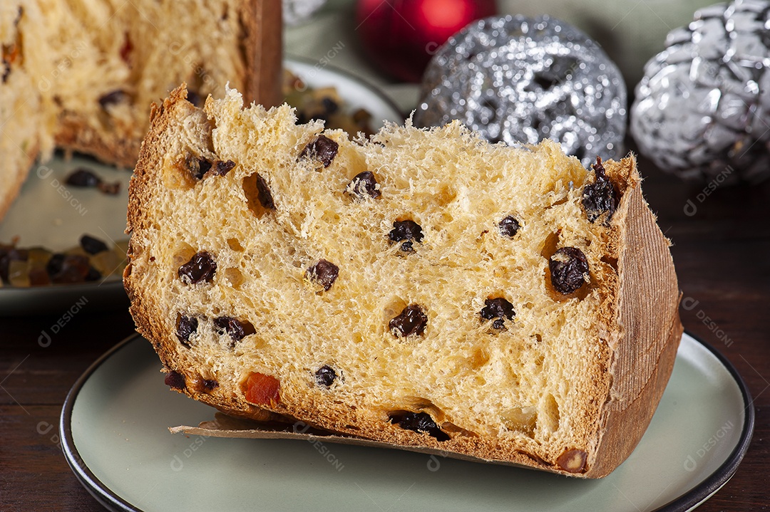Panettone. Bolo de frutas típico servido no Natal sobre uma mesa de madeira