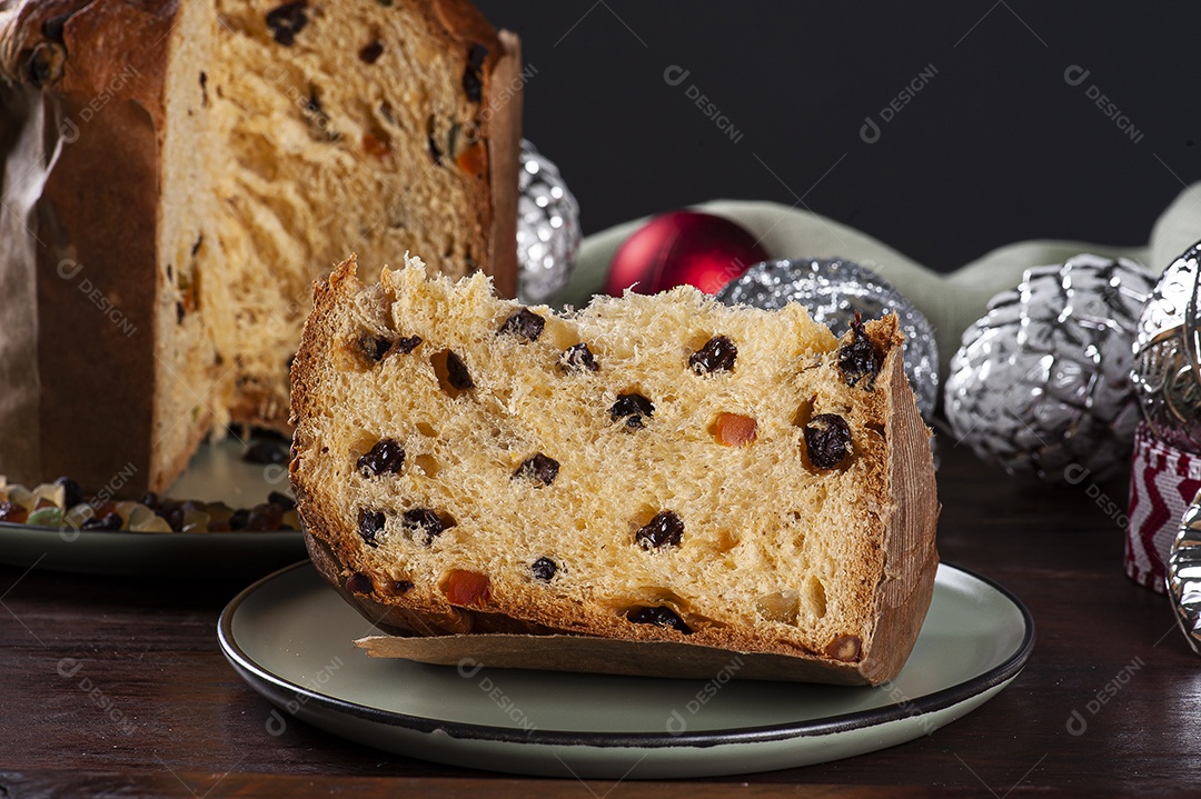 Panettone. Bolo de frutas típico servido no Natal sobre uma mesa de madeira