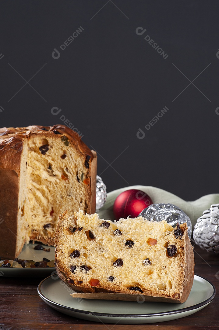 Panettone. Bolo de frutas típico servido no Natal sobre uma mesa de madeira