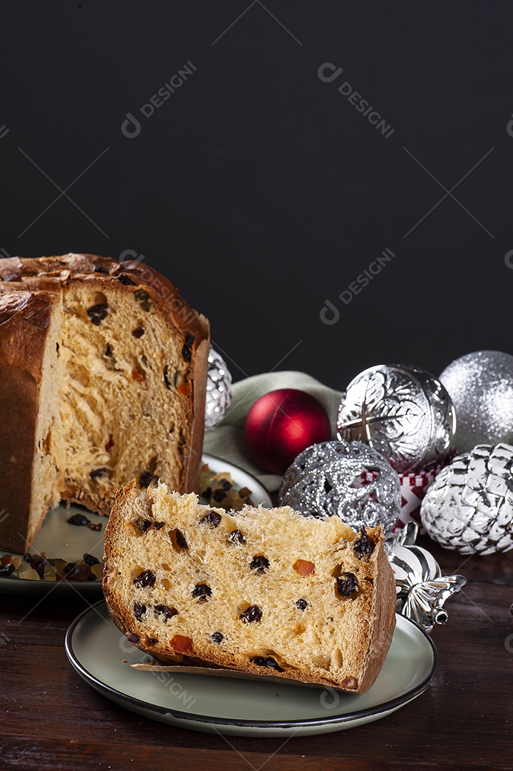 Panettone. Bolo de frutas típico servido no Natal sobre uma mesa de madeira