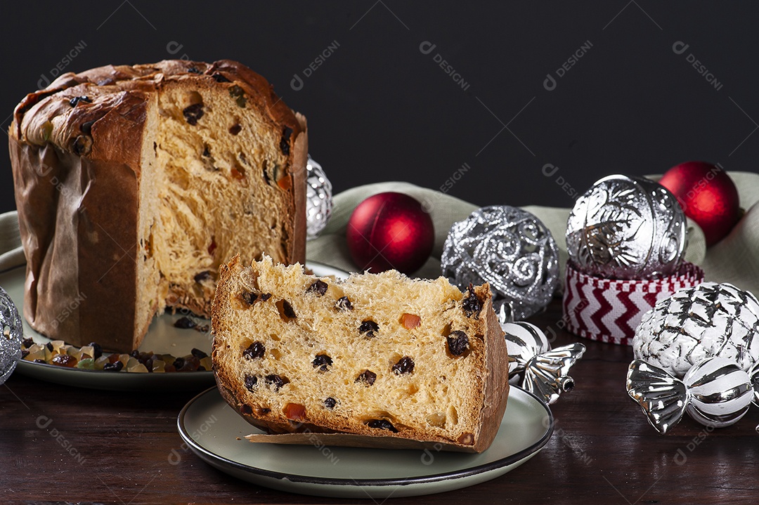 Panettone. Bolo de frutas típico servido no Natal sobre uma mesa de madeira