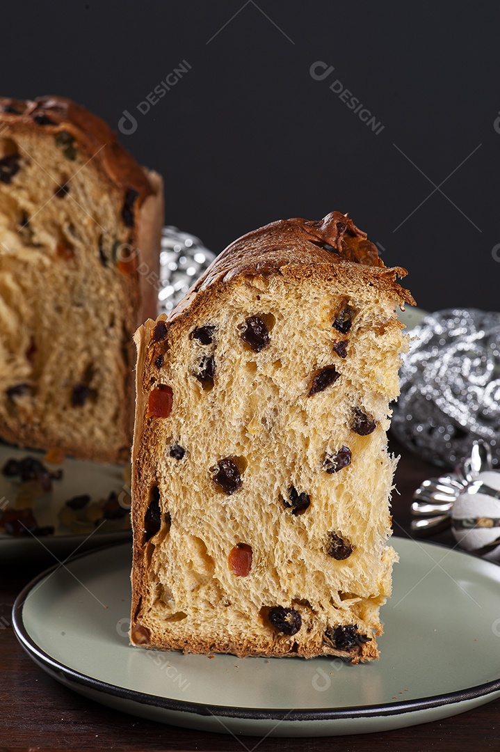 Panettone. Bolo de frutas típico servido no Natal sobre uma mesa de madeira