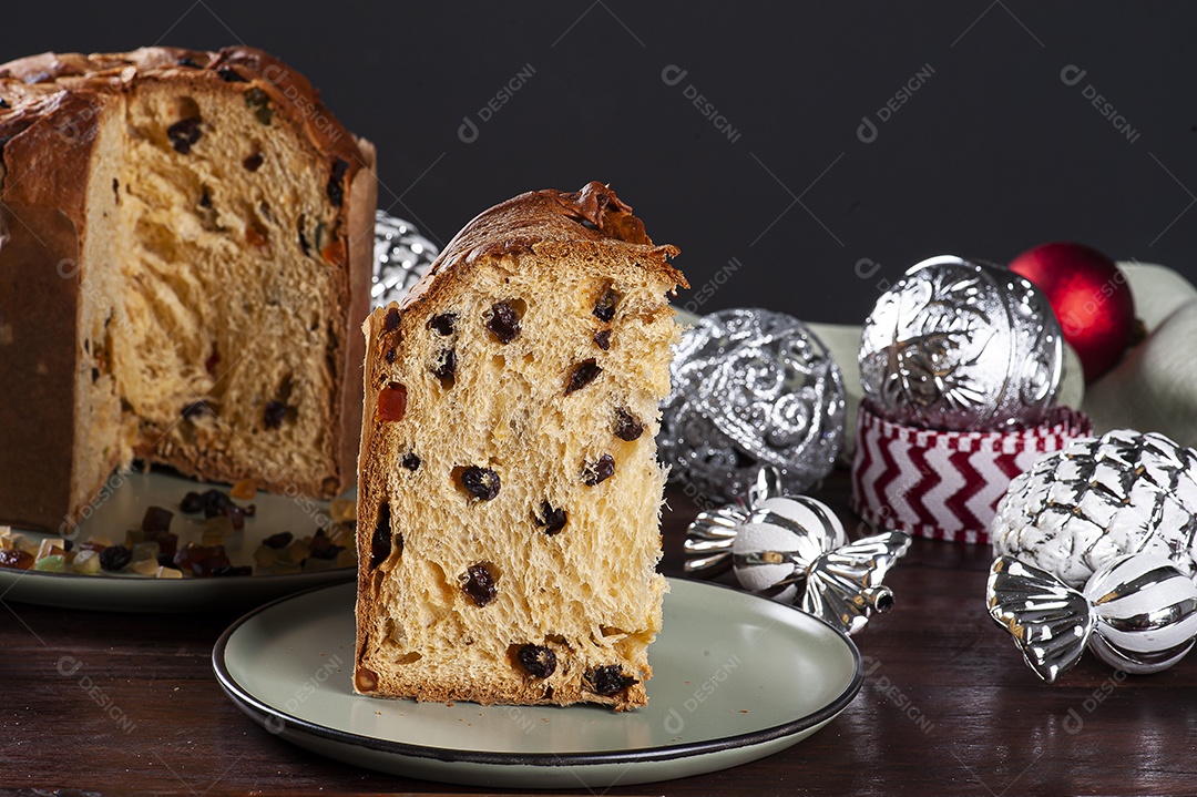 Panettone. Bolo de frutas típico servido no Natal sobre uma mesa de madeira