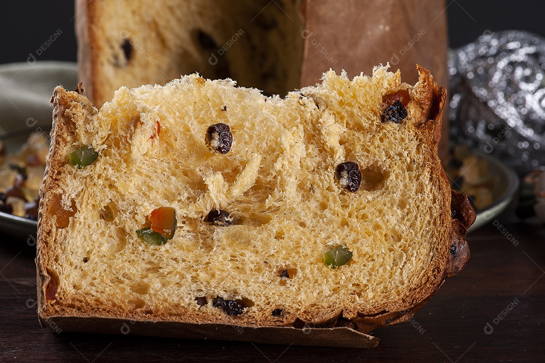 Panettone. Bolo de frutas típico servido no Natal sobre uma mesa de madeira