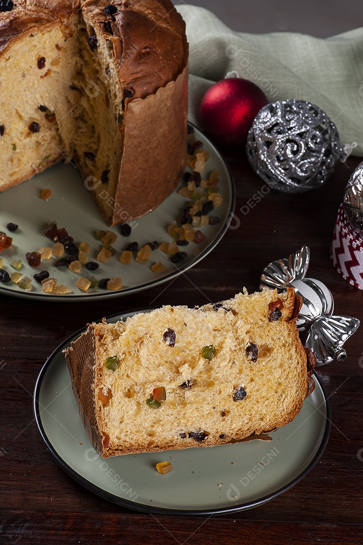 Panettone. Bolo de frutas típico servido no Natal sobre uma mesa de madeira