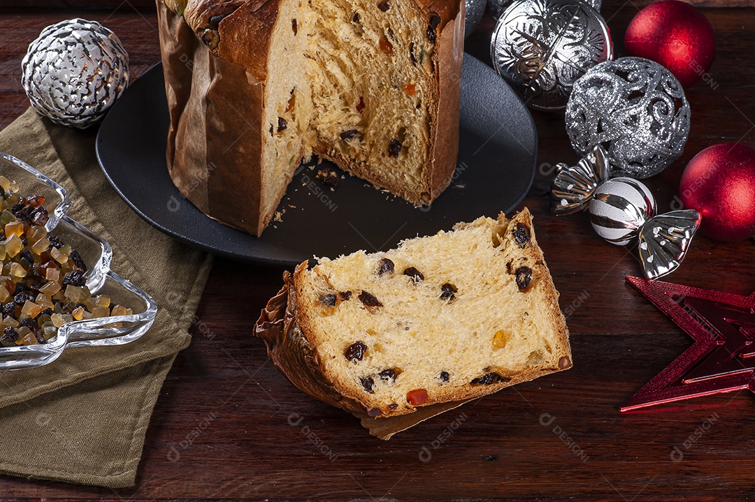 Panettone. Bolo de frutas típico servido no Natal sobre uma mesa de madeira