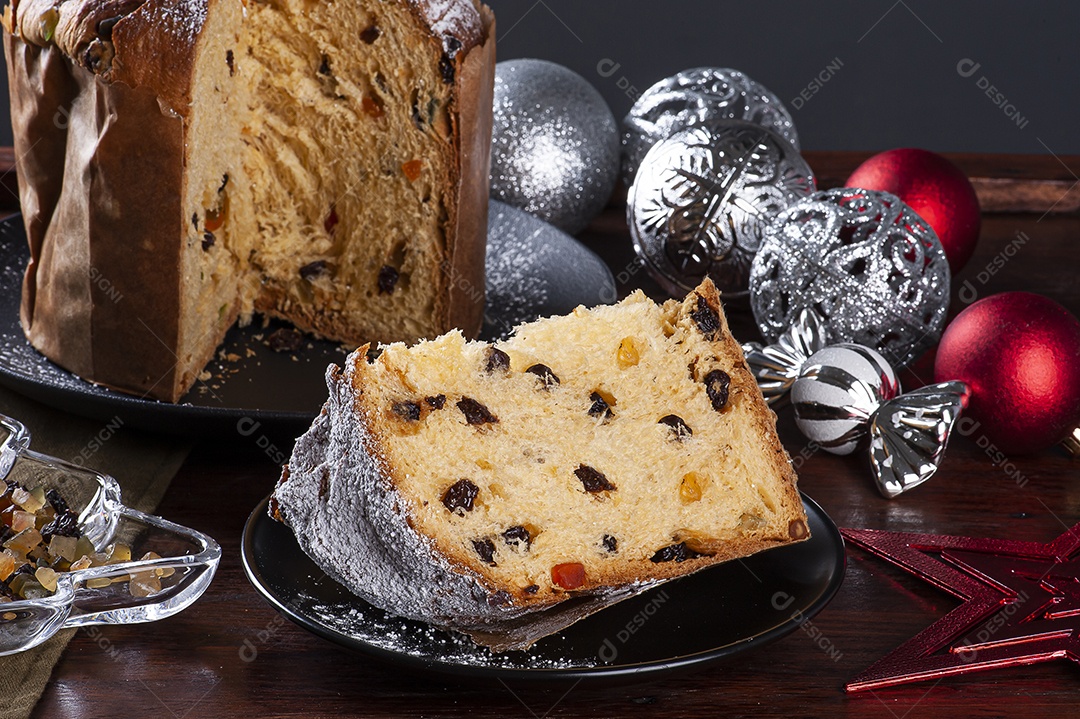 Panettone. Bolo de frutas típico servido no Natal sobre uma mesa de madeira