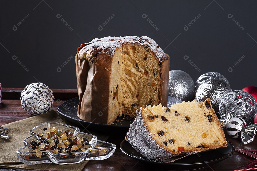 Panettone. Bolo de frutas típico servido no Natal sobre uma mesa de madeira