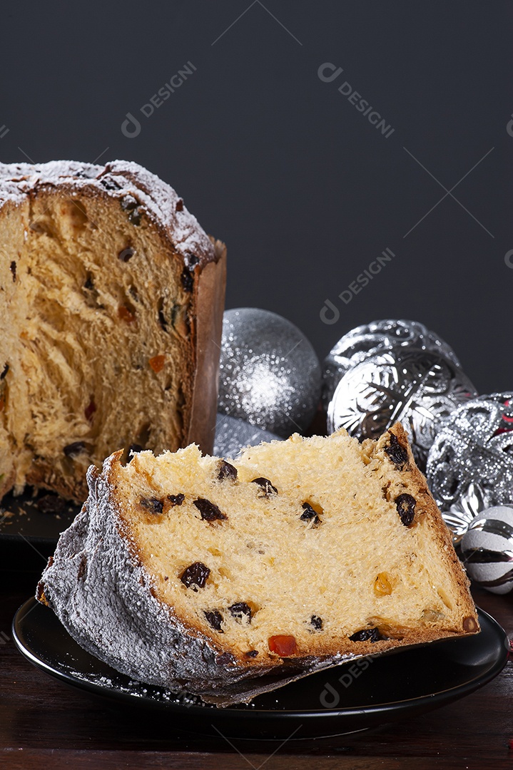 Panettone. Bolo de frutas típico servido no Natal sobre uma mesa de madeira