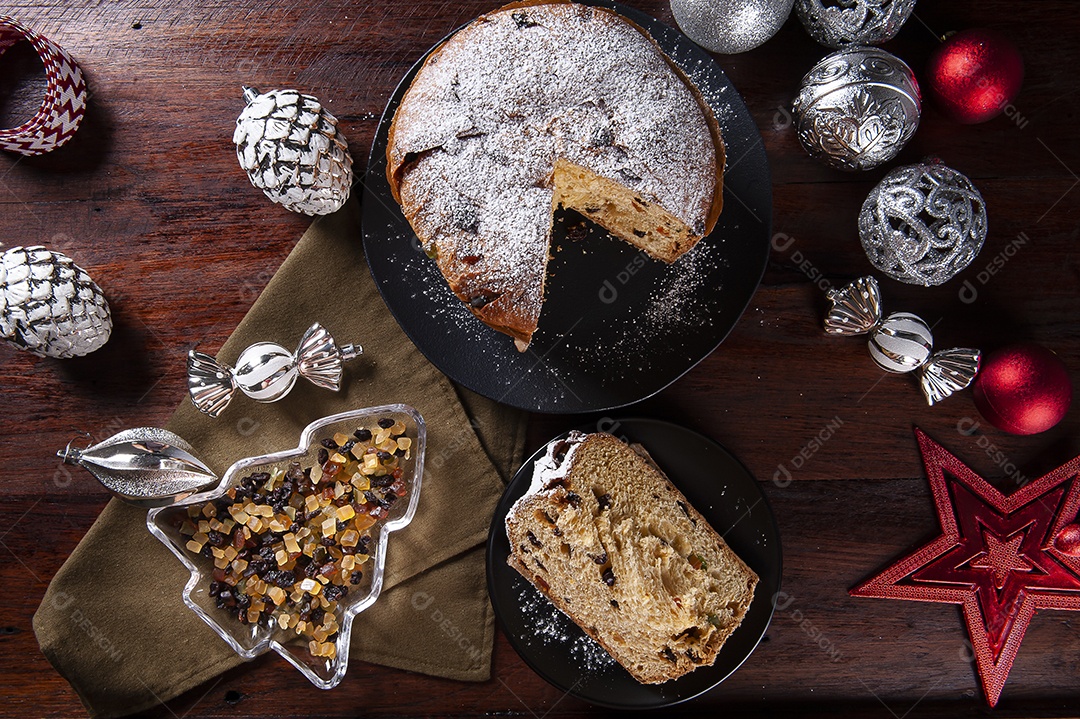 Panettone. Bolo de frutas típico servido no Natal sobre uma mesa de madeira