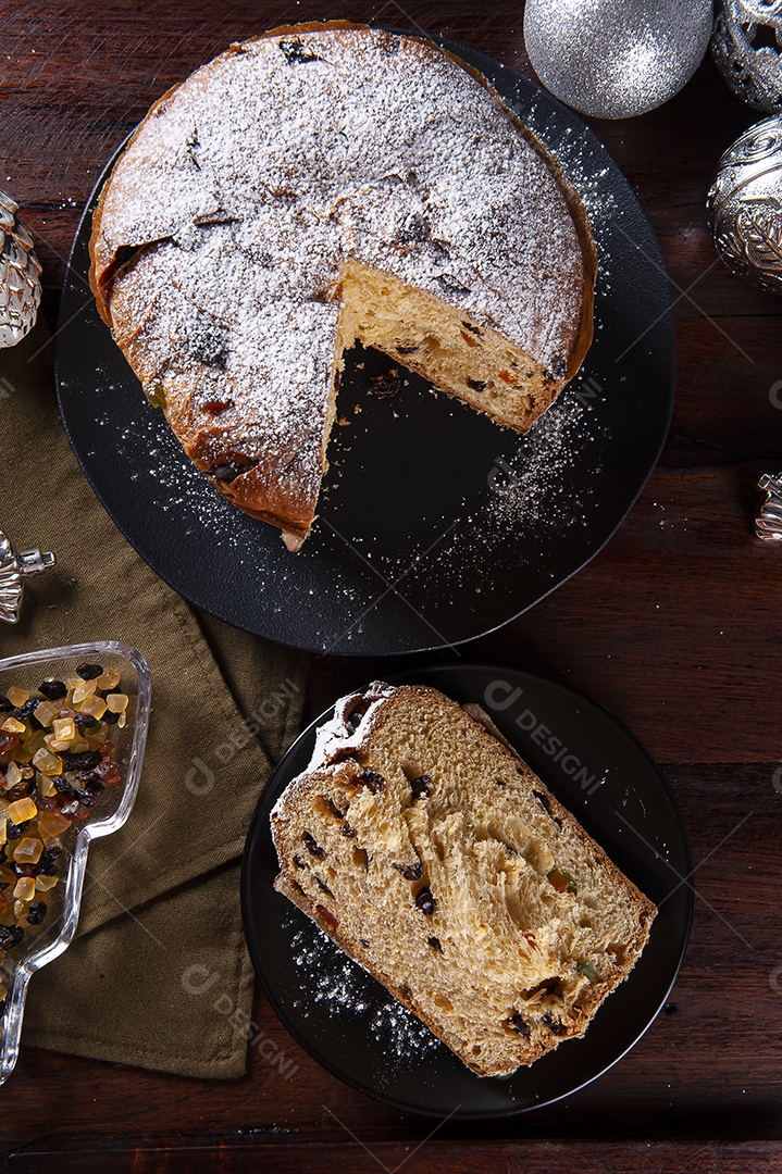Panettone. Bolo de frutas típico servido no Natal sobre uma mesa de madeira