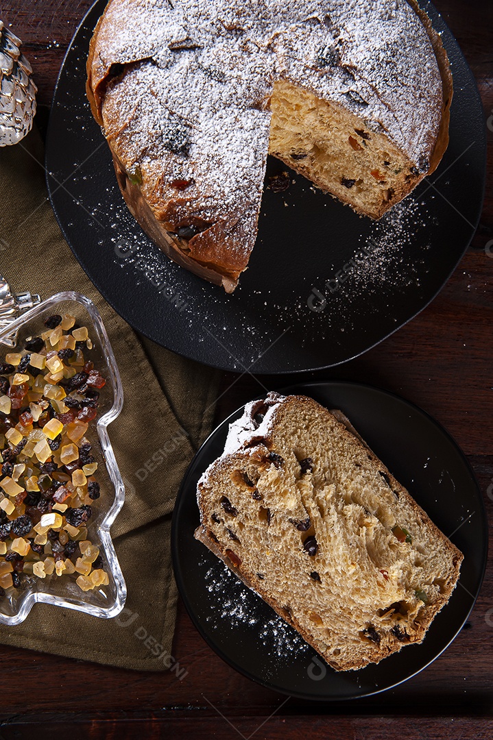 Panettone. Bolo de frutas típico servido no Natal sobre uma mesa de madeira