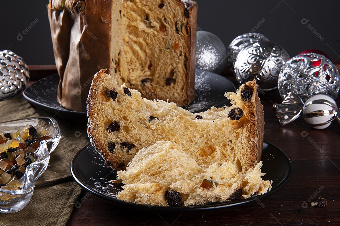 Panettone. Bolo de frutas típico servido no Natal sobre uma mesa de madeira