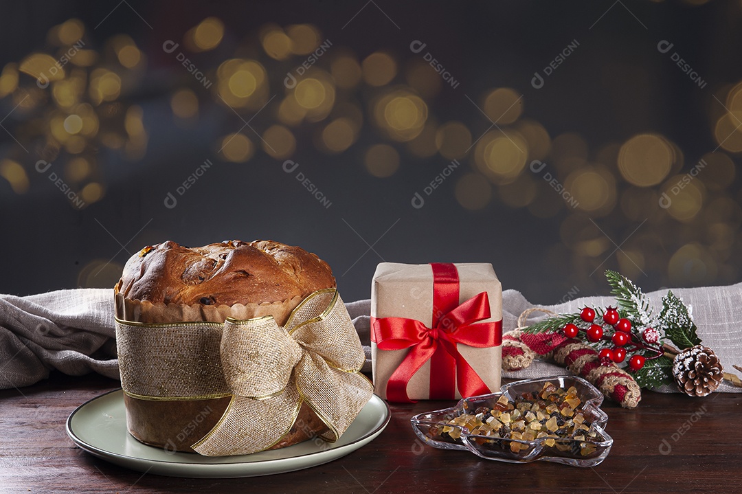 Panettone. Bolo de frutas típico servido no Natal sobre uma mesa de madeira