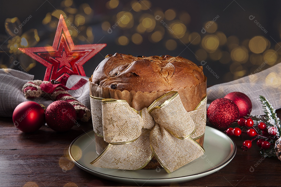 Panettone. Bolo de frutas típico servido no Natal sobre uma mesa de madeira