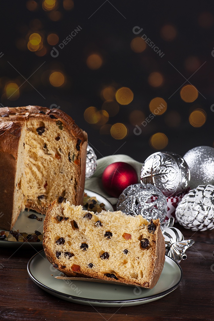 Panettone. Bolo de frutas típico servido no Natal sobre uma mesa de madeira